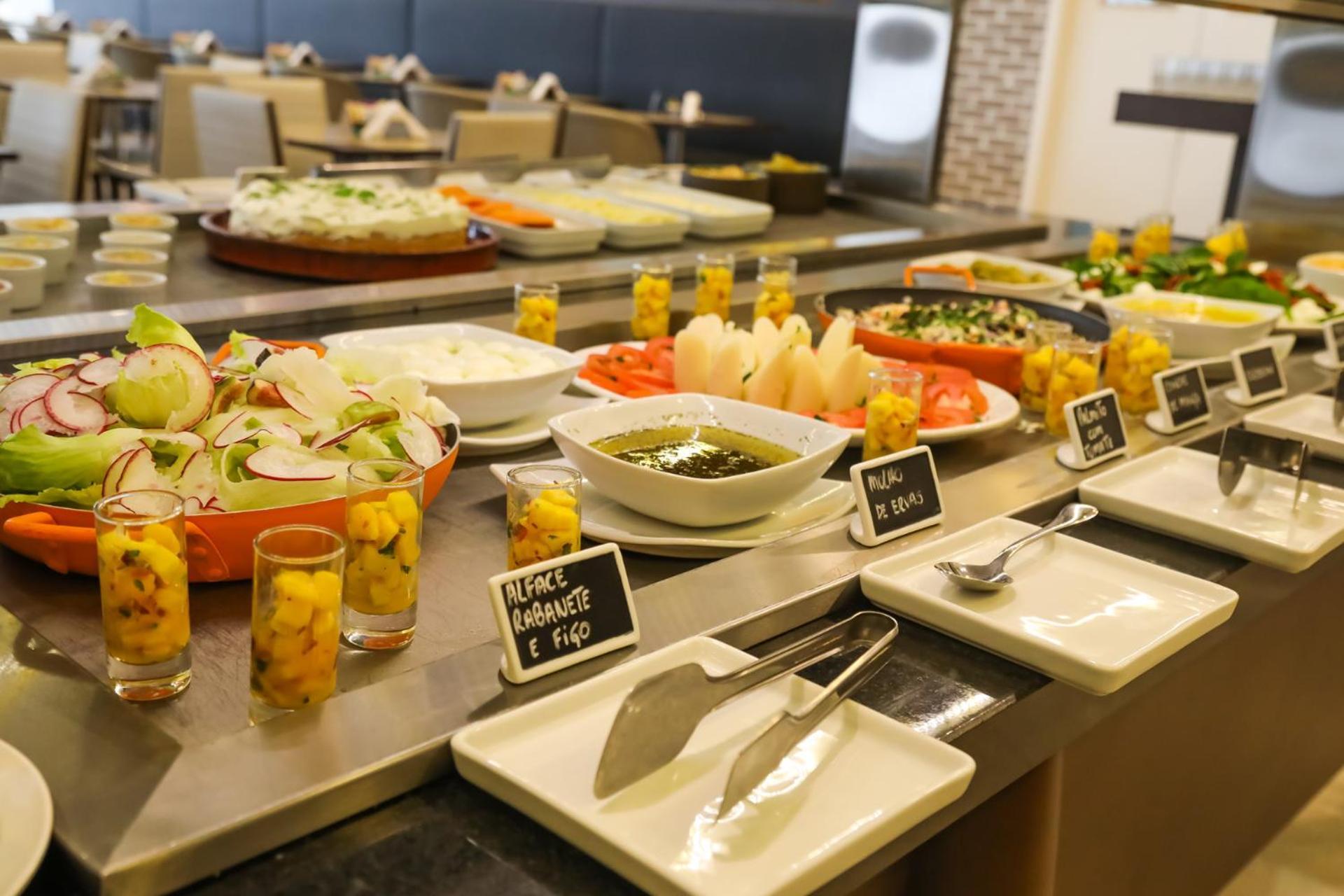 Tryp By Wyndham Ribeirao Preto Hotel Exterior photo A salad bar
